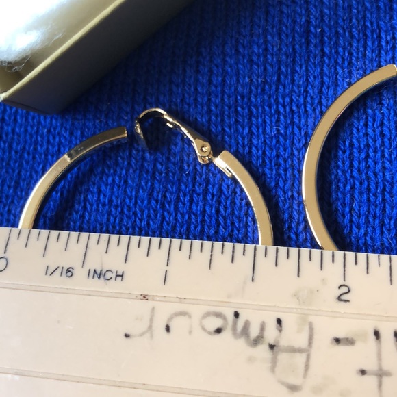 NWT vintage Avon clip Great Hoops earrings gold tone - Picture 3 of 9